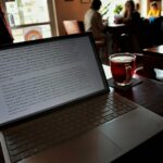 Dlaczego warto jeść lunch z dala od biurka?